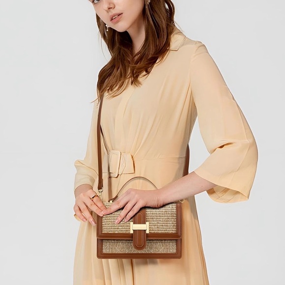 Elegant, Old Money Crossbody Icon Bag - Picture 2 of 3